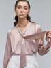 Blusa de seda de diseño con cuello anudado
