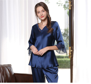 Pijama de seda azul marino y rubor ligero personalizado para damas