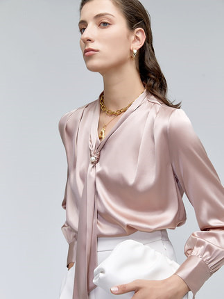 Blusa de seda de diseño con cuello anudado